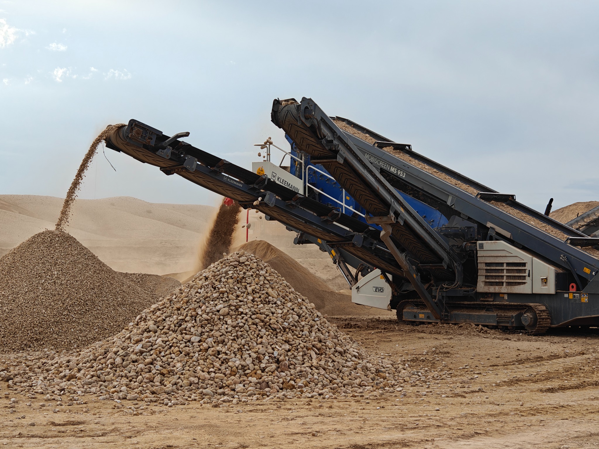 Mobile screening plant producing aggregate